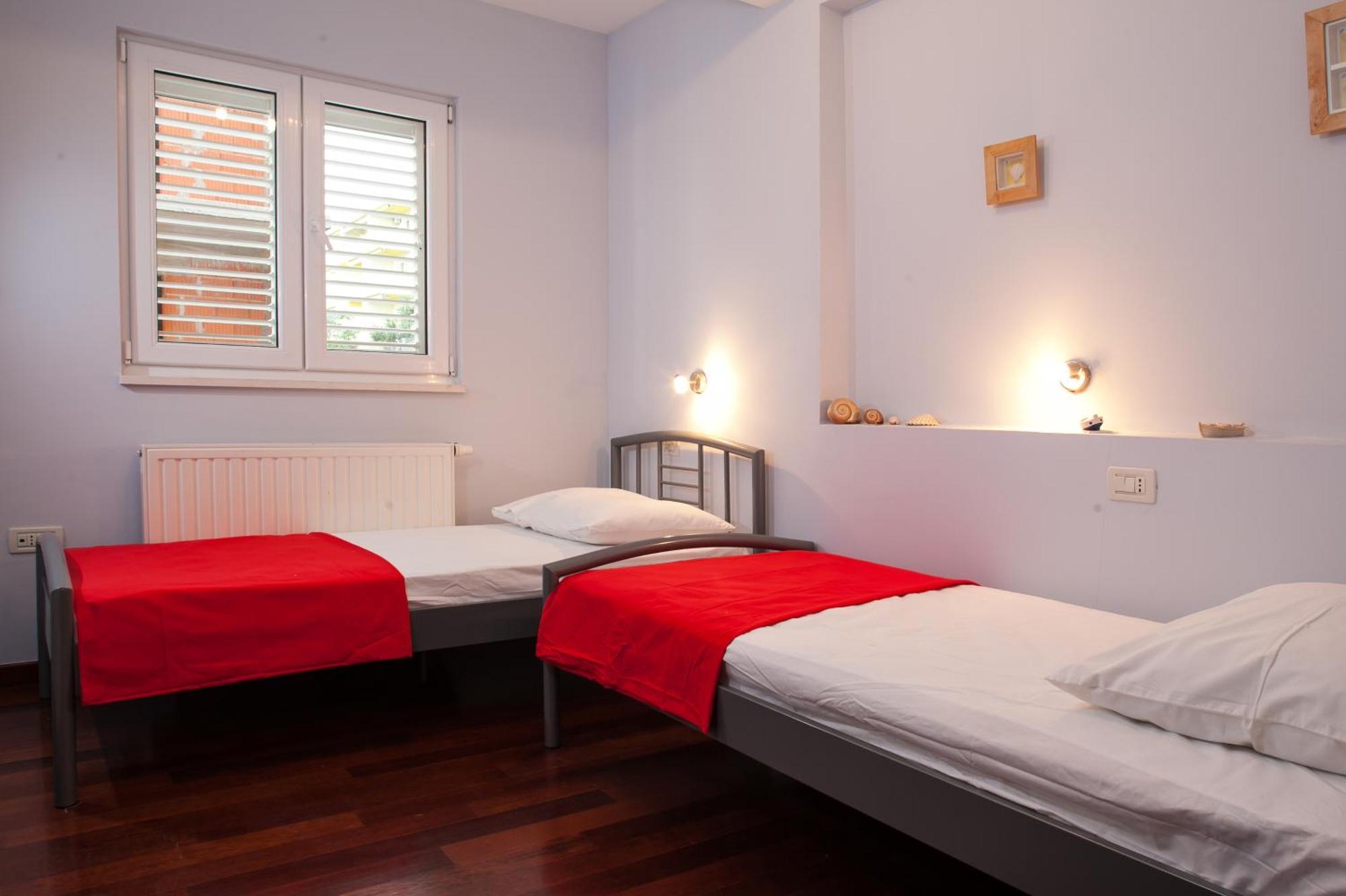 Apartments Tino Makarska Oda fotoğraf